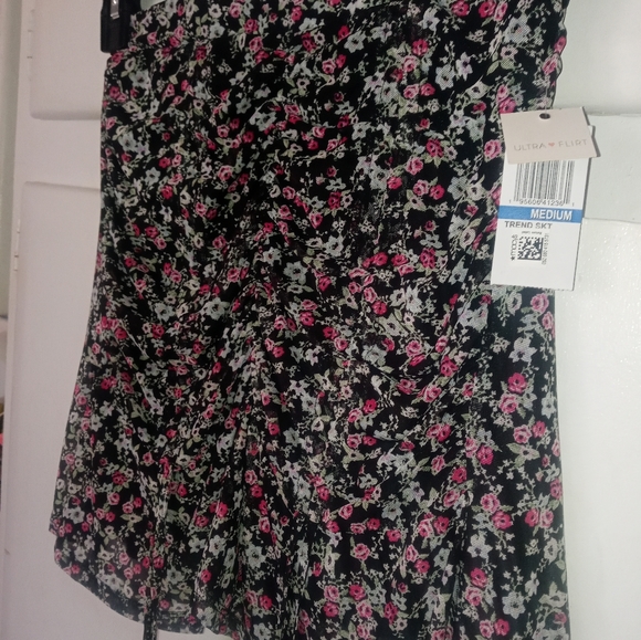 Women's Skirt - Picture 2 of 7